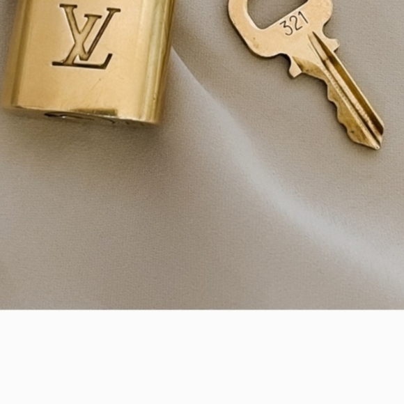 Louis Vuitton Lock 🔐 and Key on Paperclip Link 16" Goldtone Chain 321 - Picture 3 of 5